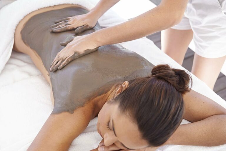 Une femme détendue bénéficiant d'un traitement de la peau au spa